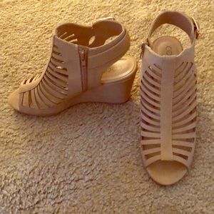 Cute light brown/tan wedges!